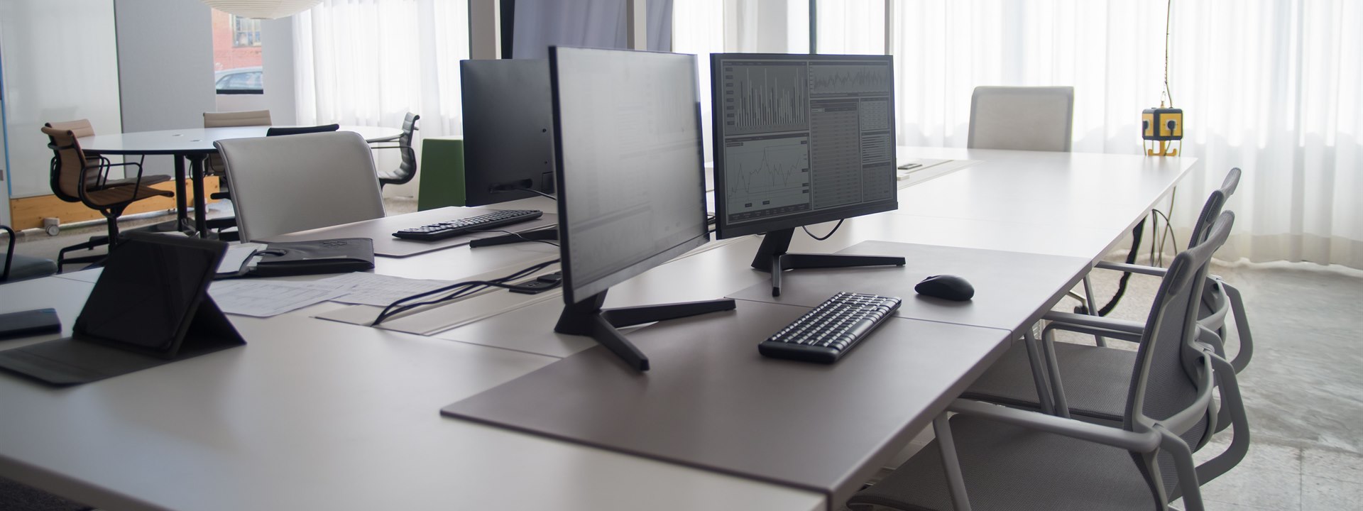 Puestos informáticos en una oficina profesional